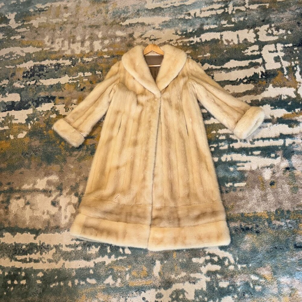Elegant Full Length White/Cream Mink Fur Coat – Shawl Collar